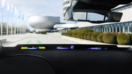 Jön a BMW Panorámakivetítő: 2025-ben a bajor prémiummárka sorozatgyártásba küldi a szélvédő teljes szélességét lefedő, újgenerációs head-up kijelzőt