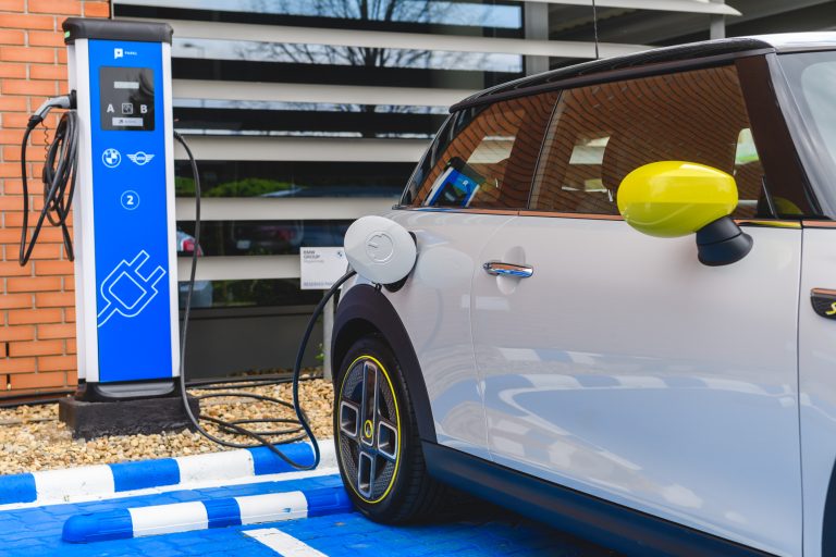 A jövő városi parkolóinak előfutárát alakította ki a BMW Group Magyarország