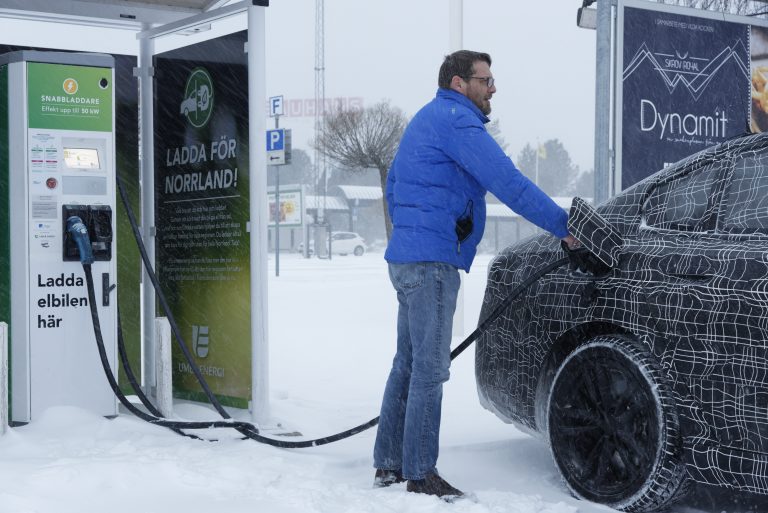 Az új BMW i5 lenyűgözően szerepelt az Északi sarkkörtől az Alpokig vezető téli teszteken