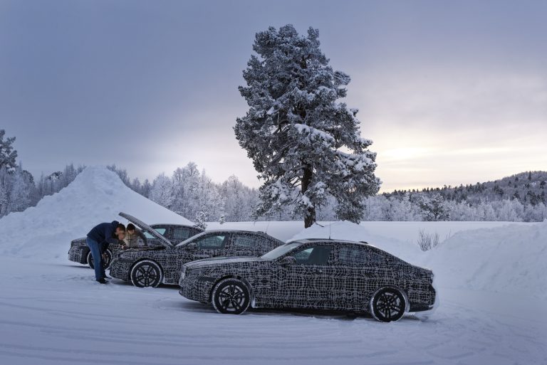 Az új BMW i5 lenyűgözően szerepelt az Északi sarkkörtől az Alpokig vezető téli teszteken