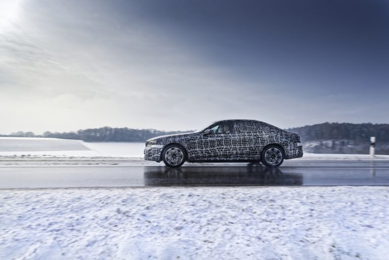 Az új BMW i5 lenyűgözően szerepelt az Északi sarkkörtől az Alpokig vezető téli teszteken