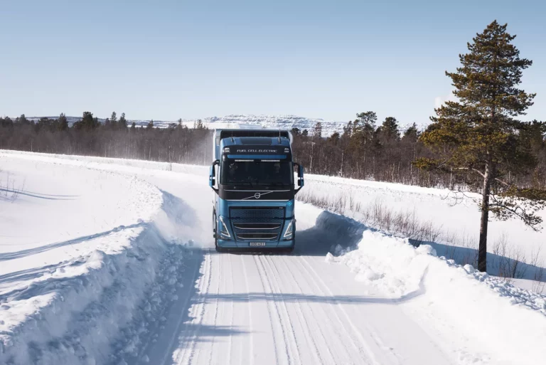 A Volvo Trucks közúti tesztelés alá vetette hidrogénüzemű elektromos teherautóját