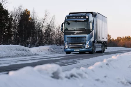 A Volvo Trucks közúti tesztelés alá vetette hidrogénüzemű elektromos teherautóját