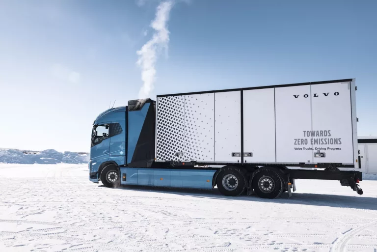 A Volvo Trucks közúti tesztelés alá vetette hidrogénüzemű elektromos teherautóját