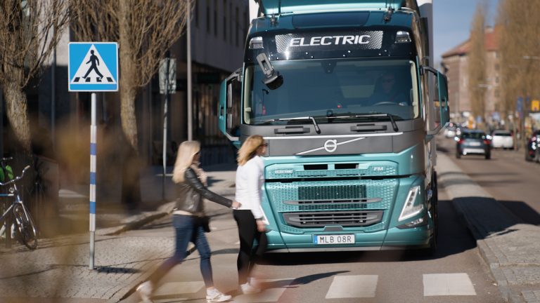 A Volvo Trucks új biztonsági rendszereket vezet be teherautóiban