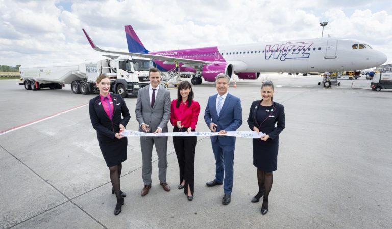 Fenntartható repülőgép-üzemanyagot tesztel a MOL és a Wizz Air a budapesti repülőtéren