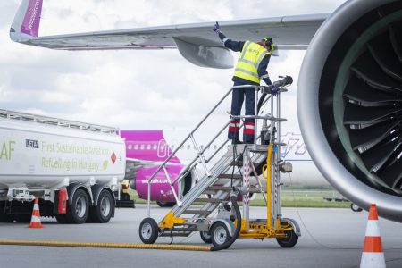 Fenntartható repülőgép-üzemanyagot tesztel a MOL és a Wizz Air a budapesti repülőtéren