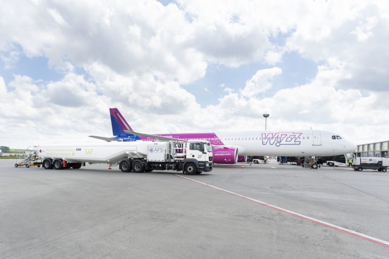 Fenntartható repülőgép-üzemanyagot tesztel a MOL és a Wizz Air a budapesti repülőtéren