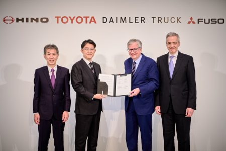 Egyesül a Toyota csoport tagja, a Hino, és a Daimler Truck tulajdonában lévő Mitsubishi Fuso