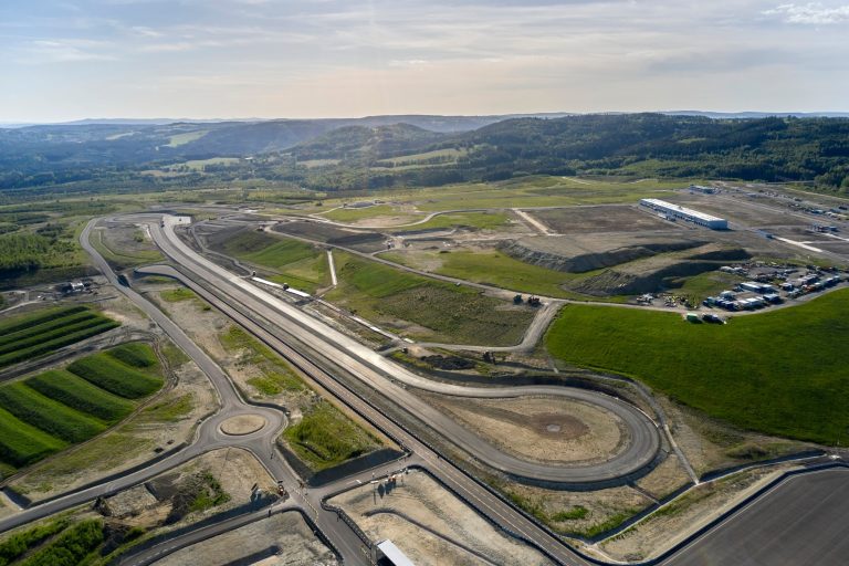 A BMW Group az automatizált járművezetés és parkolás jövőbe vezető tesztpályáját állította rendszerbe Csehországban