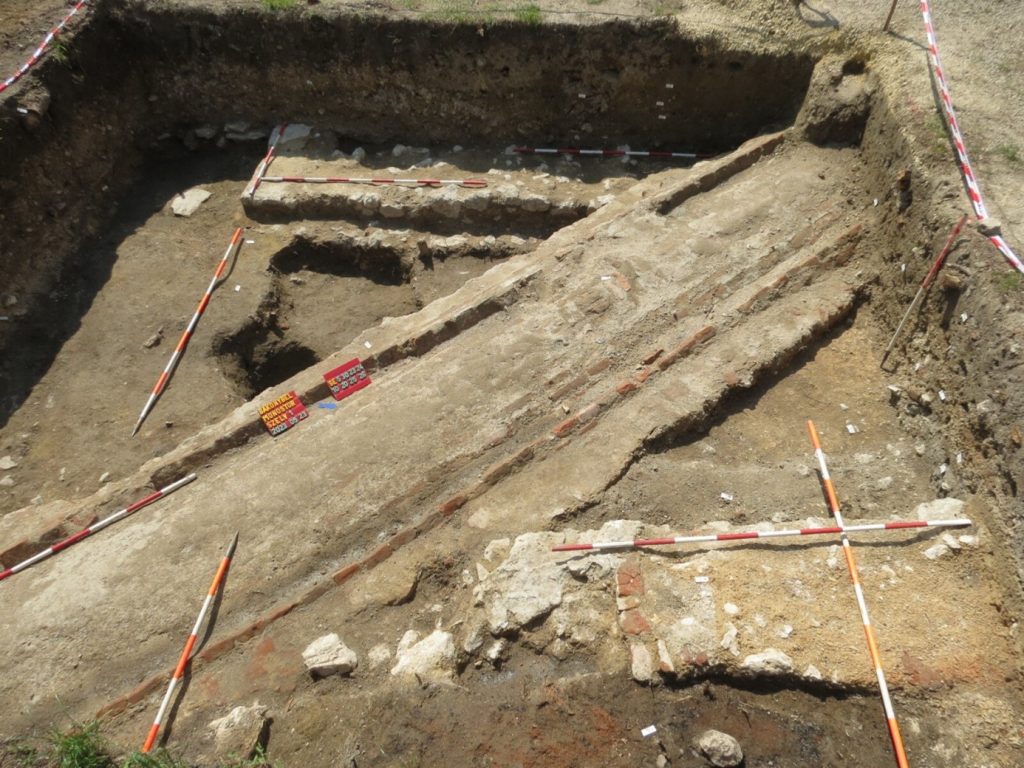A végéhez közeledik a BTK szervezésében megvalósuló régészeti feltárás a bakonybéli Szent Mauríciusz Monostor déli udvarán