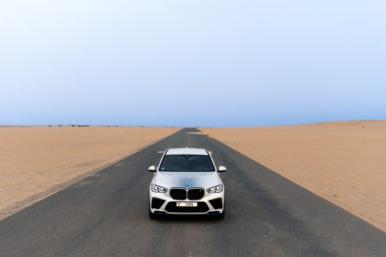 Kimagasló teljesítmény, extrém körülmények között is: a BMW iX5 Hydrogen a sivatagban tesztelt