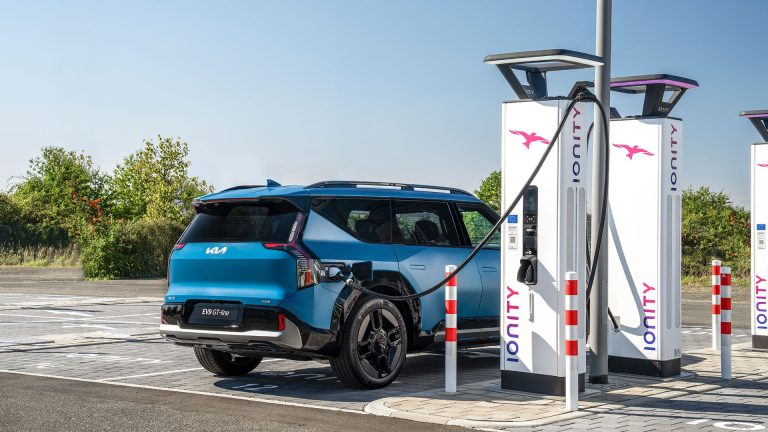 A Kia bemutatja akadálymentes villanyautó-töltési technológiáját: itt a Plug&Charge