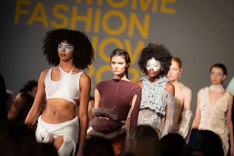 A tervezői identitás és a fenntarthatóság találkozott az idei MOME Fashion Show kreációiban