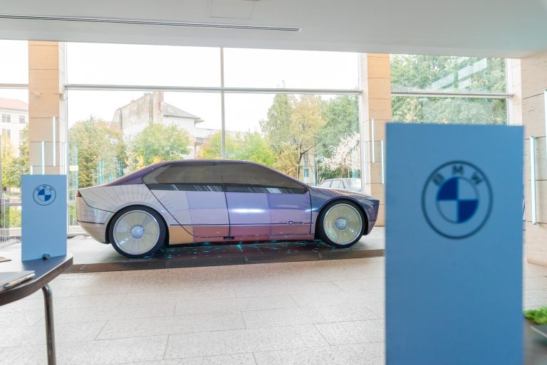 Jövő a jelenben: színváltoztató tanulmányautóját mutatta be Debrecenben a BMW Group