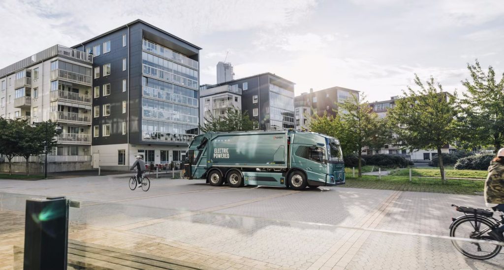 A Volvo bemutatja legújabb tisztán elektromos teherautó-modelljét – a tisztább és biztonságosabb városi közlekedésre optimalizálva