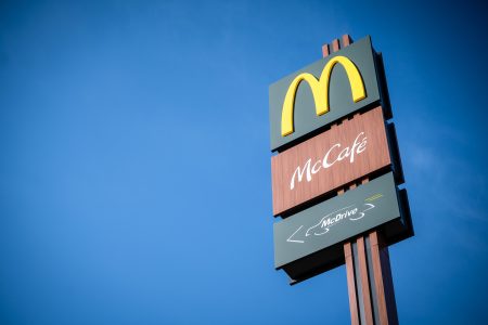 Mobiliti elektromos-töltőkkel bővül a hazai McDonald’s hálózata