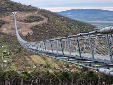 Mérföldkövéhez érkezett a világrekorder kötélhíd építése