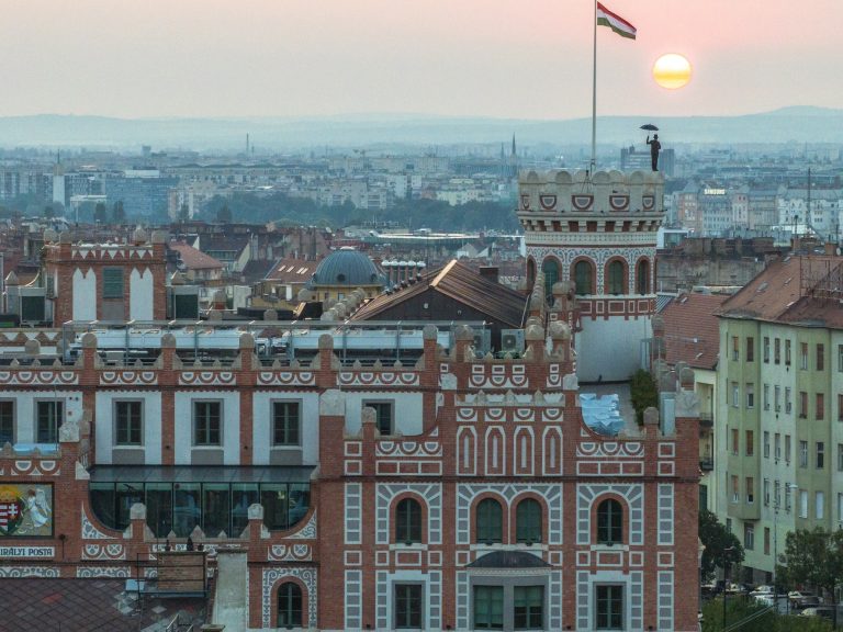 Feltűnt a titokzatos Esernyős Ember a MNB épületén