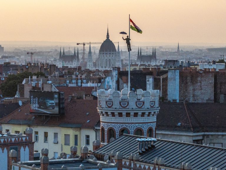 Feltűnt a titokzatos Esernyős Ember a MNB épületén