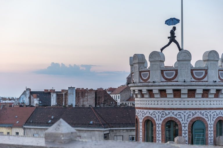 Feltűnt a titokzatos Esernyős Ember a MNB épületén