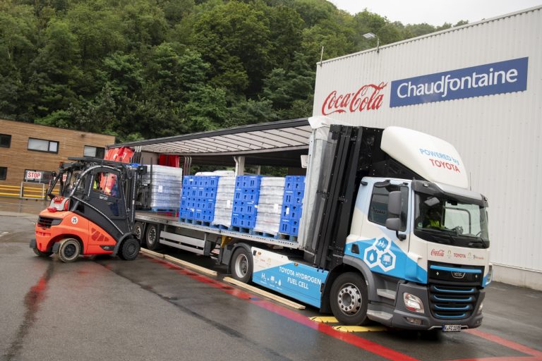 A Coca-Cola teszteli a Toyota melléktermékként tiszta vizet kibocsátó hidrogén üzemanyagcellás teherautóit