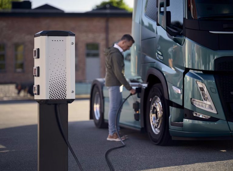 A Volvo bemutatja új szolgáltatását, amely az elektromos teherautók töltésére fókuszál