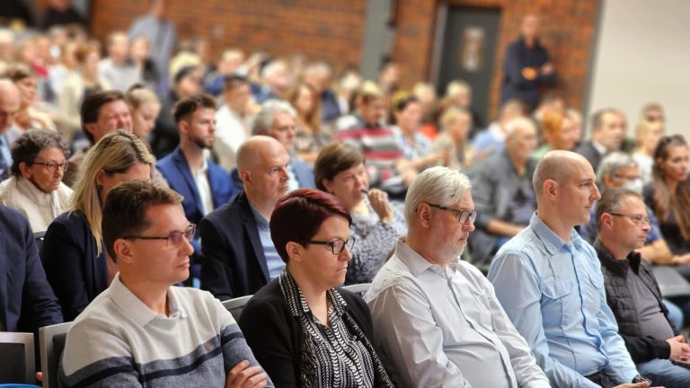 Hatalmas vállalkozói érdeklődés mellett mutatkoztak be az új versenyképességet növelő uniós pályázatok a budapesti kamara tájékoztató fórumán