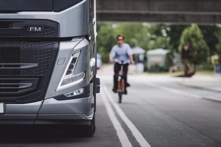 A Volvo Trucks újgenerációs biztonsági rendszereket mutat be a gyalogosok és kerékpárosok védelméért