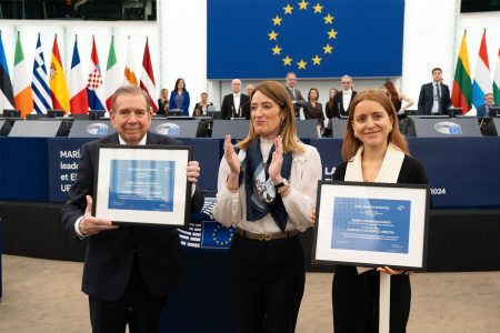 Az Európai Parlament Edmundo González Urrutia és María Corina Machado előtt tiszteleg