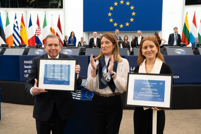 Az Európai Parlament Edmundo González Urrutia és María Corina Machado előtt tiszteleg