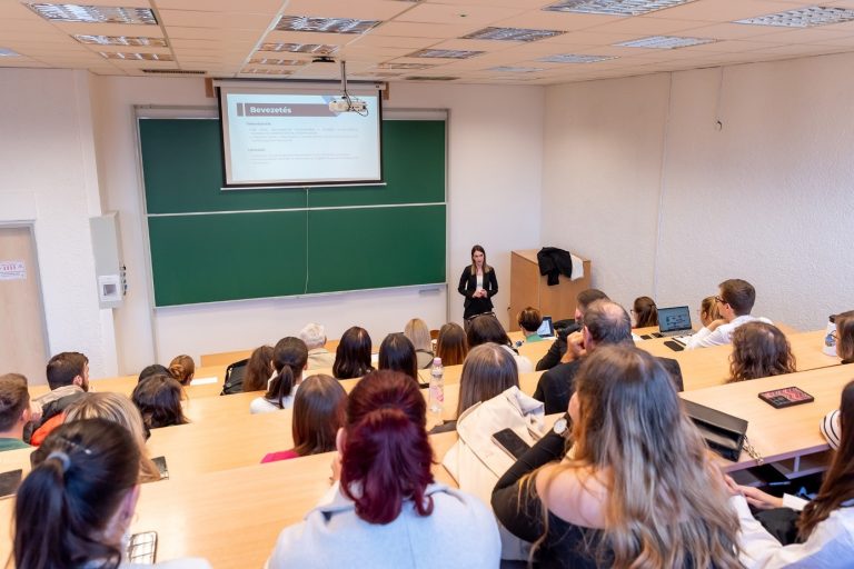 Mocsai Lajos motivációs előadása nyitotta a Széchenyi István Egyetem Tudományos és Művészeti Diákköri Konferenciáját