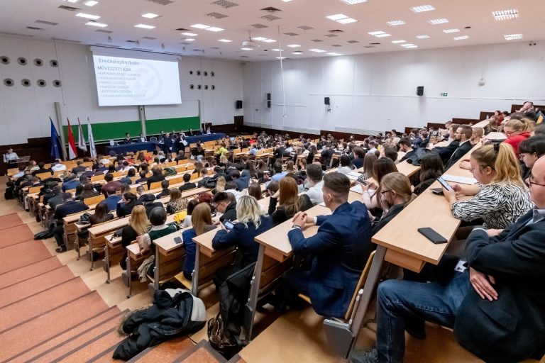 Mocsai Lajos motivációs előadása nyitotta a Széchenyi István Egyetem Tudományos és Művészeti Diákköri Konferenciáját