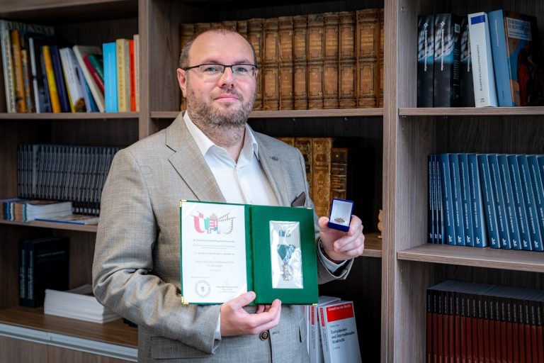 Két rangos elismeréssel tüntették ki dr. Kelemen Rolandot, a Széchenyi István Egyetem oktatóját