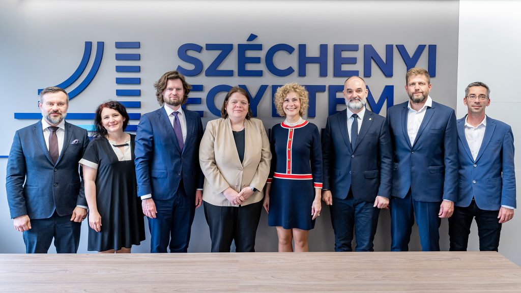 Újabb együttműködési lehetőségek: a Széchenyi István Egyetemre látogatott Csehország nagykövete Újabb együttműködési lehetőségek: a Széchenyi István Egyetemre látogatott Csehország nagykövete