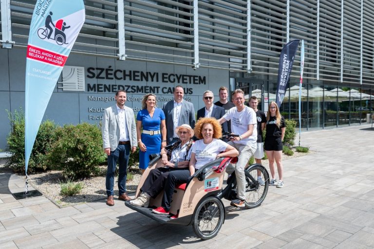 Társadalmi felelősségvállalás: a Széchenyi István Egyetem támogatásával indult el hazánkban a „Biciklivel kortalanul” program