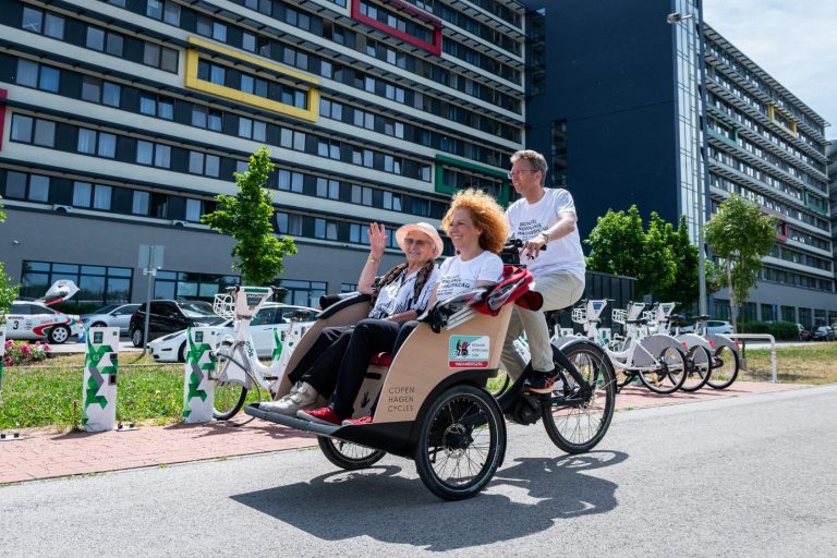 Társadalmi felelősségvállalás: a Széchenyi István Egyetem támogatásával indult el hazánkban a „Biciklivel kortalanul” program