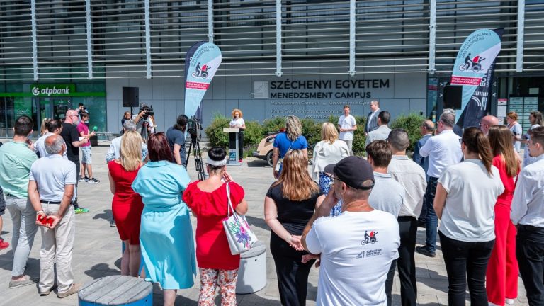 Társadalmi felelősségvállalás: a Széchenyi István Egyetem támogatásával indult el hazánkban a „Biciklivel kortalanul” program