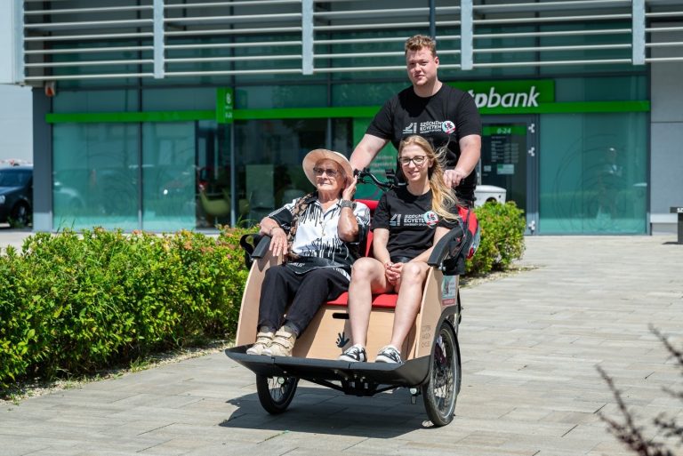 Társadalmi felelősségvállalás: a Széchenyi István Egyetem támogatásával indult el hazánkban a „Biciklivel kortalanul” program