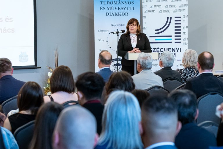 Több mint 60 díjat nyertek a Széchenyi István Egyetem hallgatói az idei Országos Tudományos Diákköri Konferencián