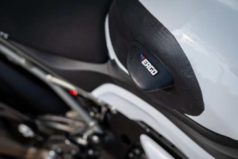 Talmácsi Gábor cégével együttműködésben fejlesztett ergonomikus motorkiegészítőt a Széchenyi István Egyetem