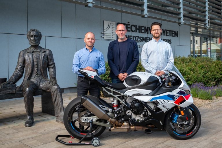 Talmácsi Gábor cégével együttműködésben fejlesztett ergonomikus motorkiegészítőt a Széchenyi István Egyetem