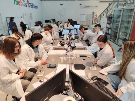 Széchenyi István Egyetem: élményszerűen fejleszti a Mobilis a középiskolás tanulók készségeit és tanáraik kompetenciáit