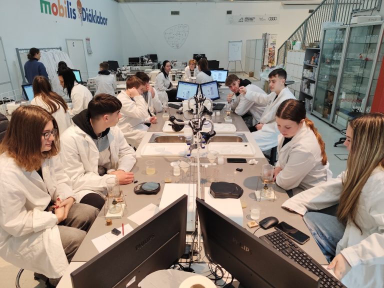 Széchenyi István Egyetem: élményszerűen fejleszti a Mobilis a középiskolás tanulók készségeit és tanáraik kompetenciáit