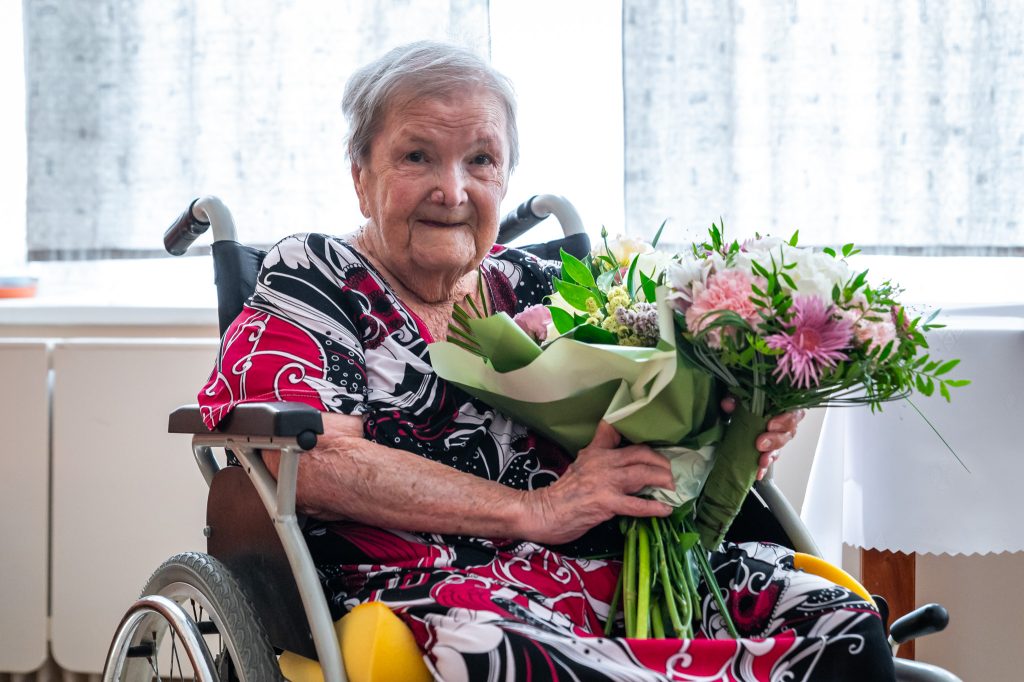 Tiszteletre méltó életút: zafírdiplomával ismerte el a Széchenyi István Egyetem a 99 éves egykori tanítót Tiszteletre méltó életút: zafírdiplomával ismerte el a Széchenyi István Egyetem a 99 éves egykori tanítót