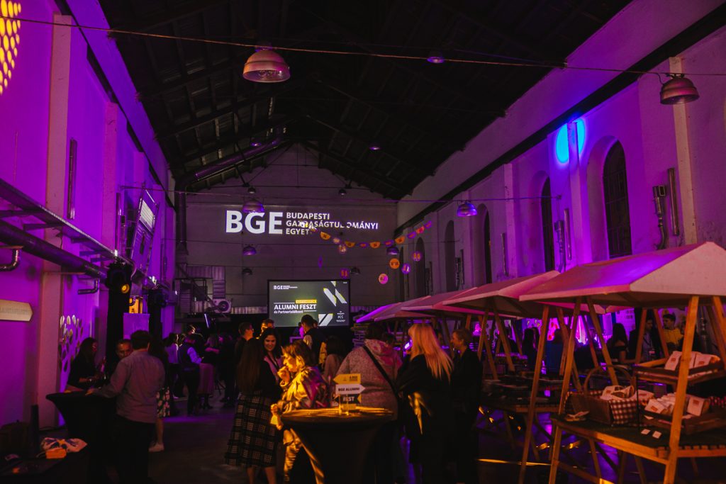 A BGE erős, aktív és folyamatosan bővülő alumni közösségével együtt formálja a jövő gazdasági szakembereit A BGE erős, aktív és folyamatosan bővülő alumni közösségével együtt formálja a jövő gazdasági szakembereit