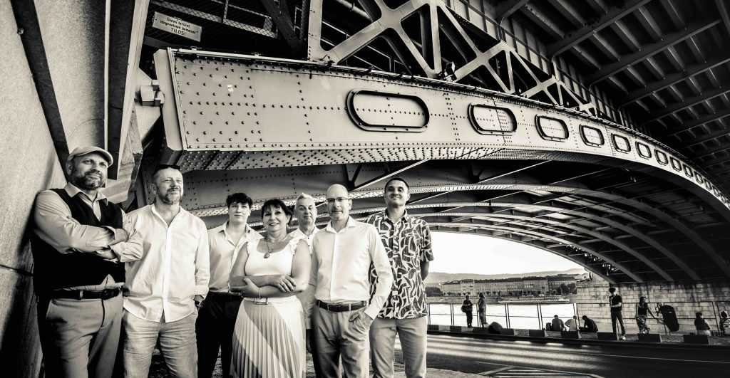 Közbeszólt az ég – 37 éves történetének első filmes klipjét készítette el a Csík Zenekar Közbeszólt az ég - 37 éves történetének első filmes klipjét készítette el a Csík Zenekar