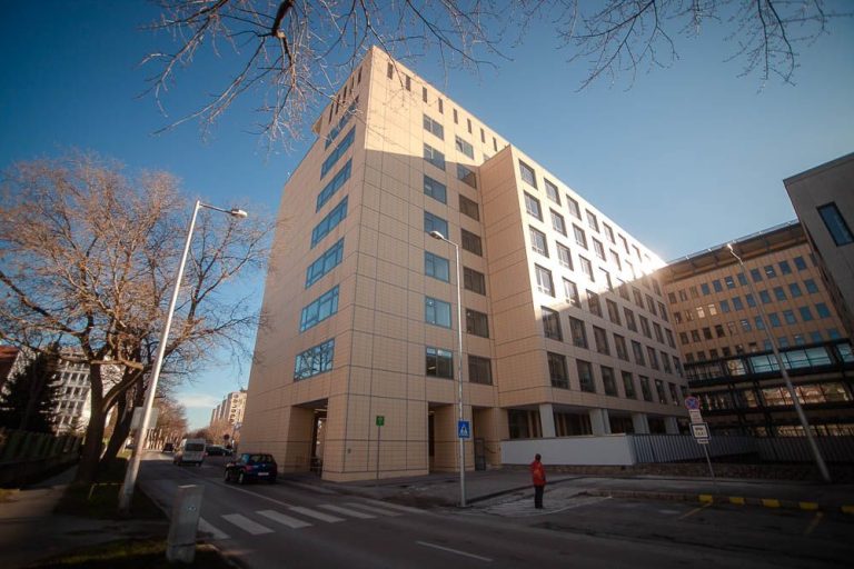 Különleges műtétet hajtott végre az éjjel a PTE Klinikai Központ kézsebész-csapata