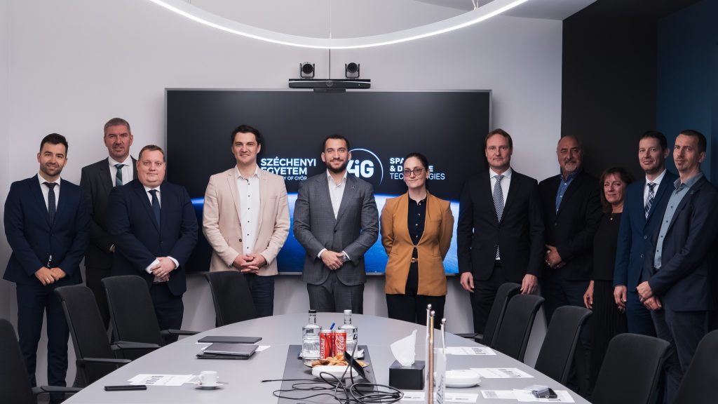 Innováció és szakember-utánpótlás: stratégiai partnerséget kötött a 4iG Űr és Védelmi Zrt.-vel a Széchenyi István Egyetem Innováció és szakember-utánpótlás: stratégiai partnerséget kötött a 4iG Űr és Védelmi Zrt.-vel a Széchenyi István Egyetem