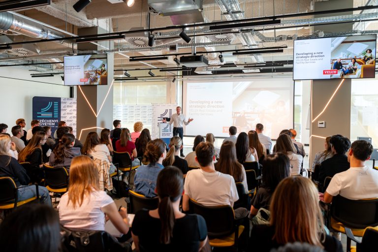 Nagyvállalati stratégiaalkotás: a VELUX-csoport egyik globális vezetője tartott előadást a Széchenyi István Egyetem hallgatóinak